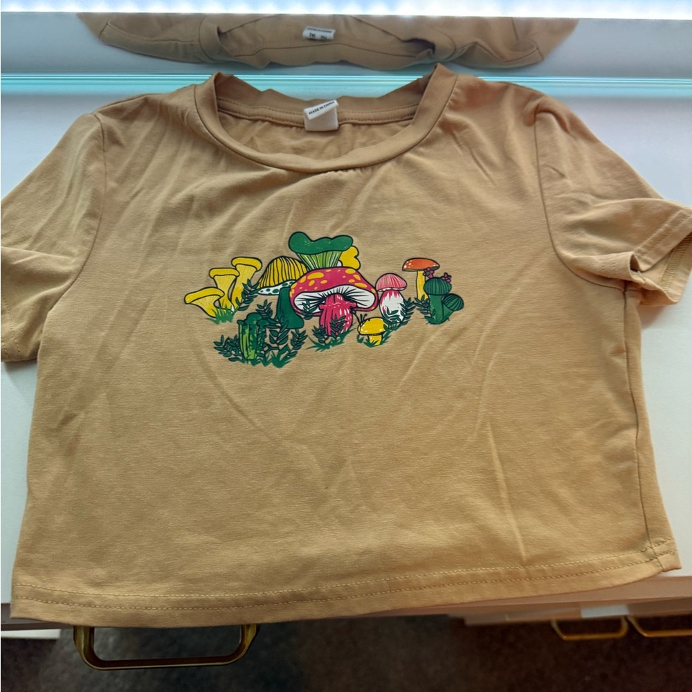 Kids Tan Mushroom Graphic cropped t-shirt